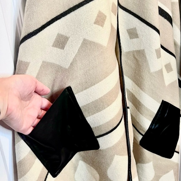 Akira Chicago Black Label Aztec Print Ruana Kimono Leather Trim Pocket Cream Tan - Picture 7 of 7